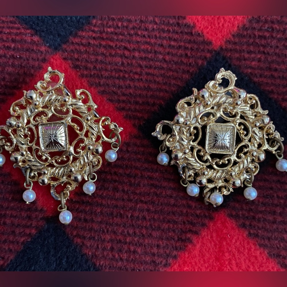 Vintage Gold-tone Earrings - 5 mini faux pearls on each